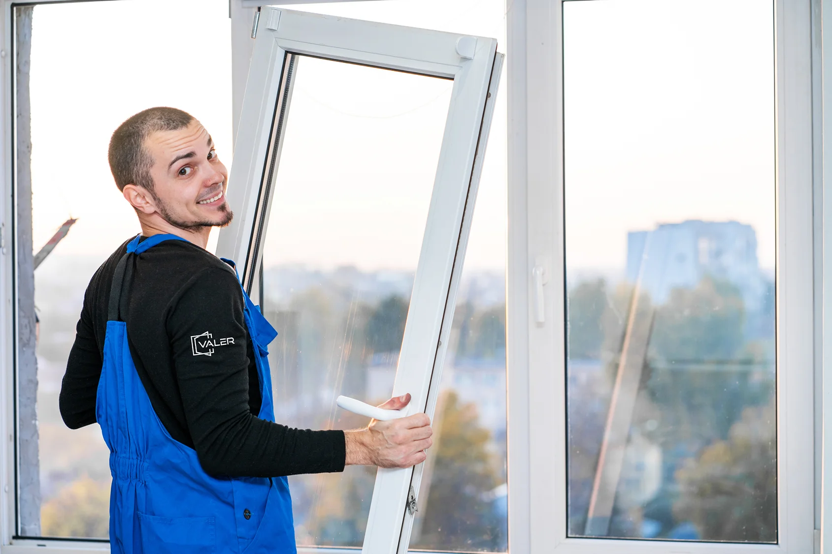 Nos aseguramos de que la instalación se realice de manera eficiente y sin inconvenientes, minimizando los tiempos de construcción y las molestias. Confía en VALER para brindarte ventanas de calidad excepcional que combinen diseño, funcionalidad y eficiencia energética en tu proyecto. Nuestro enfoque en la calidad, la innovación y la Certificación Eurovent nos distingue como líderes en la industria.